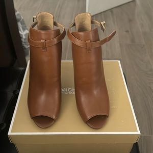 Michael Kors Shoes Size 7.5